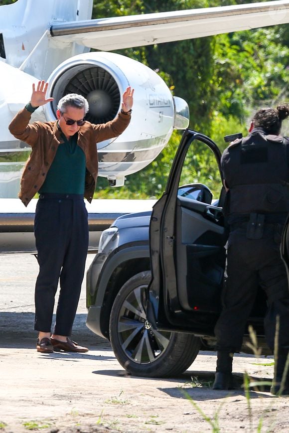 Fim da novela 'Vale Tudo': Marco Aurélio (Alexandre Nero) recebe voz de prisão ao tentar decolar com jatinho tentando fuga ao lado de Leila (Carolina Dieckmmann)