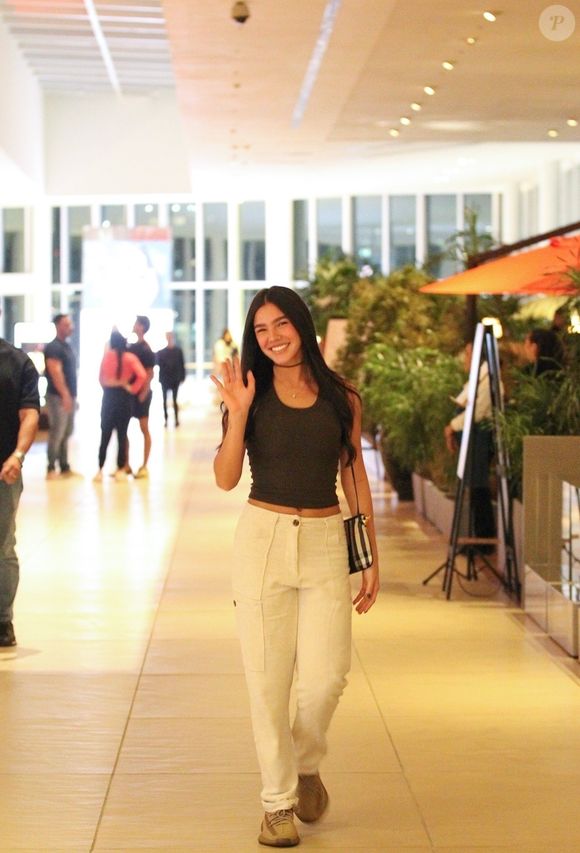 Duda Guerra, após fim de namoro com Benício Huck, passeou sorridente por shopping do Rio em 9 de maio de 2025