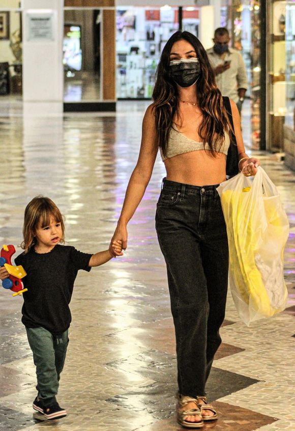 2021: Isis Valverde, já solteira, foi vista em companhia do filho em um shopping no Rio de Janeiro