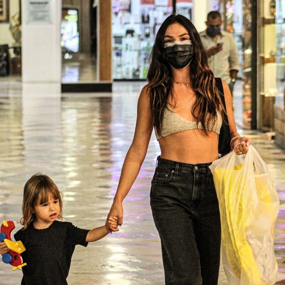 2021: Isis Valverde, já solteira, foi vista em companhia do filho em um shopping no Rio de Janeiro