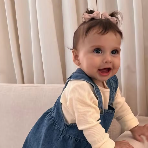 Amanda Kimberlly postou fotos super fofas da filha, Helena, em seus stories do Instagram.