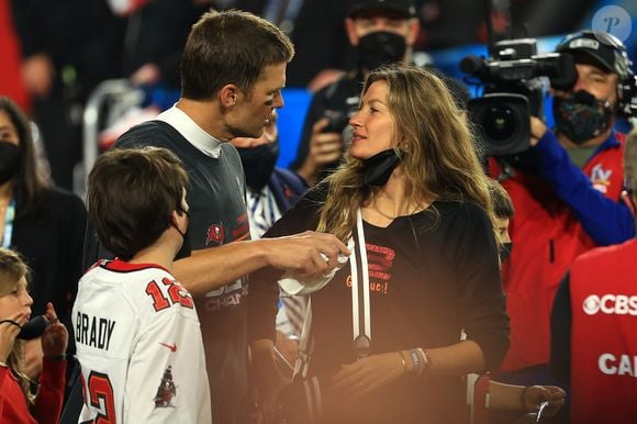 De acordo com o Daily Mail, em 2017, após Tom Brady conquistar seu sexto título do Super Bowl pelo New England Patriots, Gisele Bündchen teria perguntado se aquele seria o momento ideal para o marido se aposentar do futebol americano