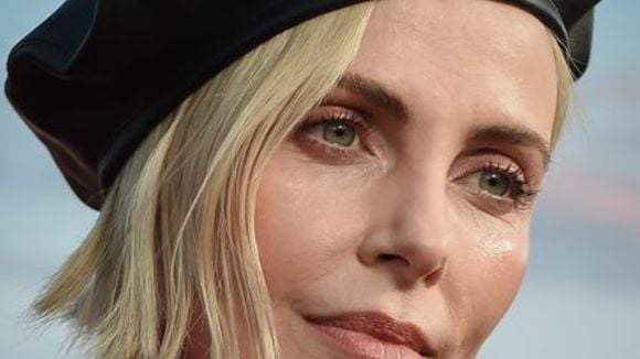 A psicologia afirma que as pessoas que cresceram sem receber muitos elogios não só têm dificuldade em lidar com elogios na idade adulta, como também desenvolvem um sistema de validação interna