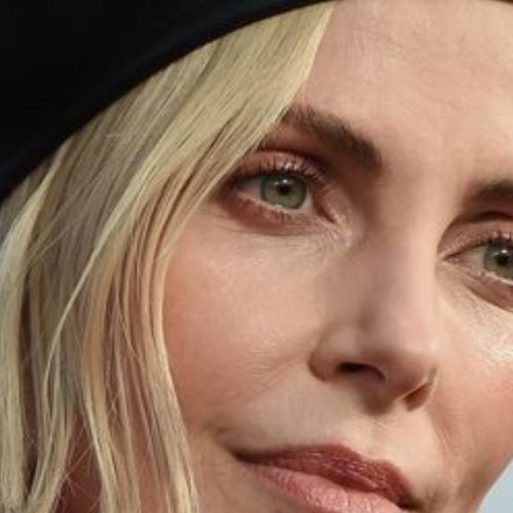 A psicologia afirma que as pessoas que cresceram sem receber muitos elogios não só têm dificuldade em lidar com elogios na idade adulta, como também desenvolvem um sistema de validação interna