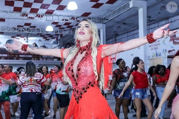 Vestido vermelho foi aposta de Andressa Urach para esquenta do carnaval 2026 na quadra da Unidos do Porto da Pedra