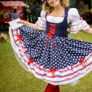 Vestido para festa junina típico foi combinado com botas vermelhas de Angélica neste look