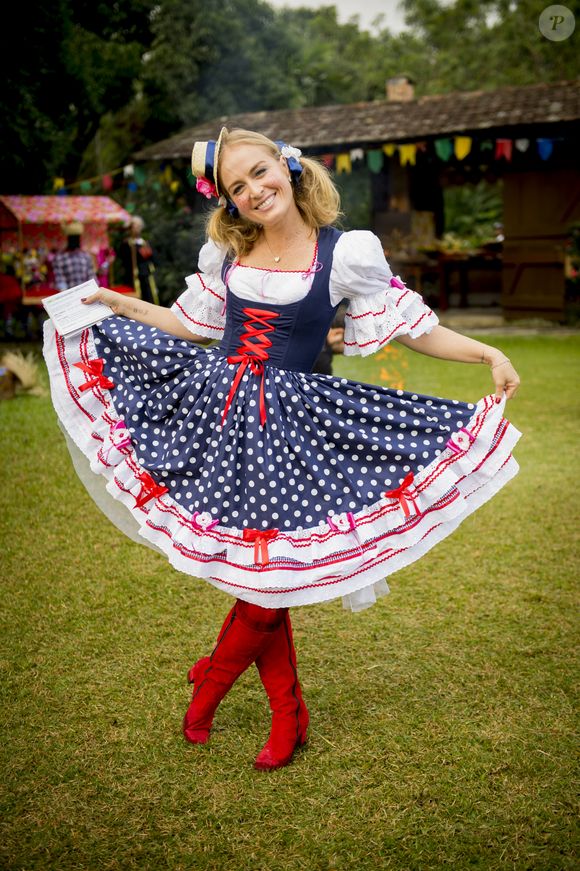 Vestido para festa junina típico foi combinado com botas vermelhas de Angélica neste look