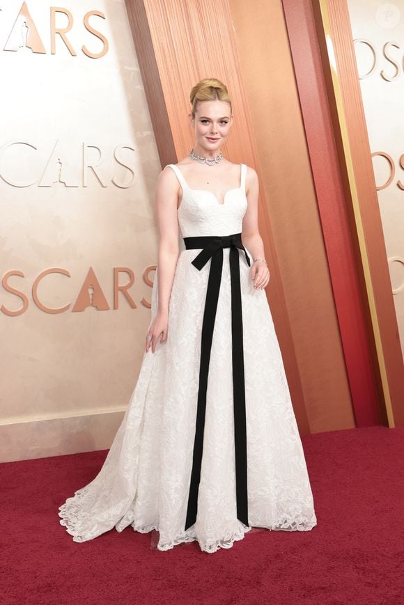 No Oscar 2025, Elle Fanning usou vestido Givenchy e joias Cartier