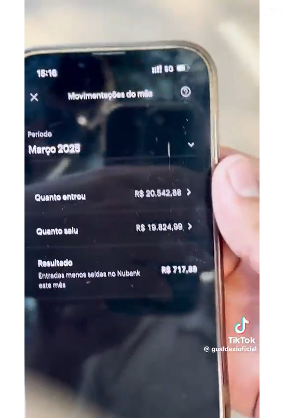 Pedro, do ‘BBB 26’, mostra no celular que tinha recebido R$ 20.542,88 em sua conta naquele mês
