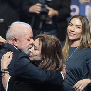 Durante o lançamento do SBT News, a viúva de Silvio Santos ganhou abraço de Luiz Inácio Lula da Silva