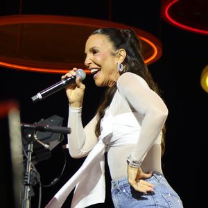 A combinação de transparência, laço frontal e muito brilho fez do look de Ivete Sangalo um dos destaques da noite no Rio nesta sexta-feira (1º), feriado do Dia do Trabalhador