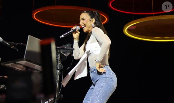 A combinação de transparência, laço frontal e muito brilho fez do look de Ivete Sangalo um dos destaques da noite no Rio nesta sexta-feira (1º), feriado do Dia do Trabalhador