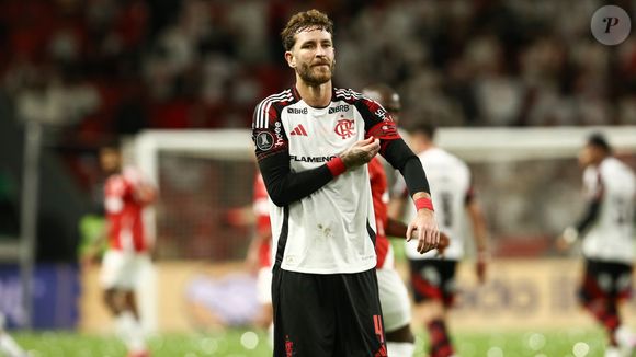 Léo Pereira, do Flamengo, e Karoline Lima terminaram namoro de dois anos em setembro de 2025 em meio a rumor de traição do jogador com modelo