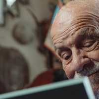 Tenho 68 anos e finalmente entendo por que meus filhos adultos mantêm conversas curtas — aqui estão 7 coisas que fiz e que criaram barreiras que não percebi até que fosse tarde demais