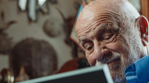 Tenho 68 anos e finalmente entendo por que meus filhos adultos mantêm conversas curtas — aqui estão 7 coisas que fiz e que criaram barreiras que não percebi até que fosse tarde demais