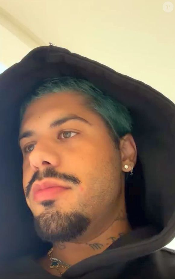 Neste domingo (05) de Páscoa, Zé Felipe deixou para trás os cabelos verdes que vinha exibindo nos últimos dias