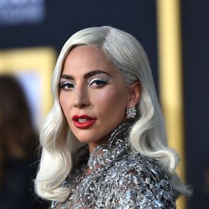 Perfume "Paris", de Yves Saint Laurent, um dos favoritos de Lady Gaga, pode ser encontrado por R$ 1.078,00 no site da Beleza na Web ou mais em conta na farmácia Droga Raia, por R$ 949,00.