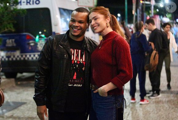 Grazi Massafera exibiu os cabelos ruivos coloridos recentemente