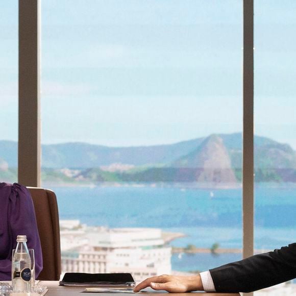 Ivan (Renato Góes) é pressionado por Odete (Debora Bloch) a entrar em esquema ilegal