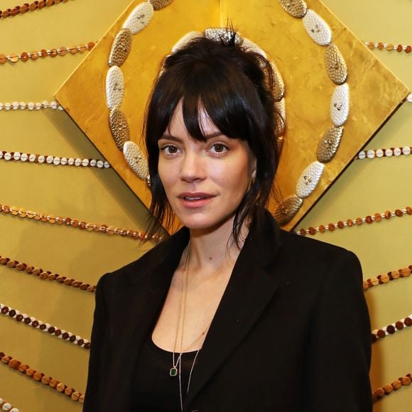 Lily Allen é outra famosa que exibe os pés em plataforma de conteúdo adulto