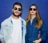 Camila Queiroz e Klebber Toledo apostaram em looks jeans coordenados para evento do setor óptico realizado em São Paulo