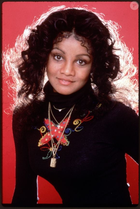 La Toya Jackson voltou a chamar atenção nas redes sociais após compartilhar novas fotos que evidenciam mudanças marcantes em seu visual.