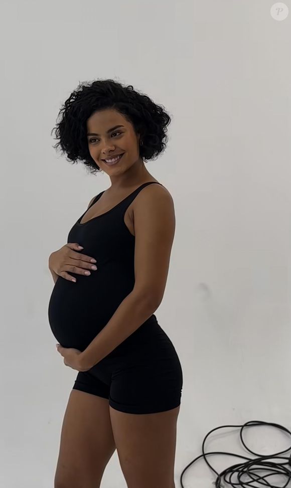 Bella Campos atiçou a web nesta quarta-feira (7) com uma foto de barrigão de grávida