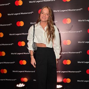 Rafaella Justus exibiu uma calça preta de cintura alta e corte reto