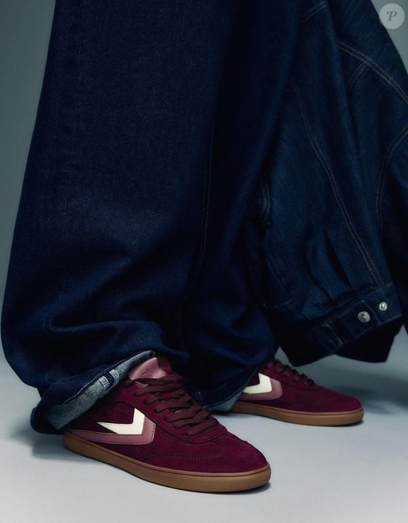 O novo tênis retrô da Bershka aposta no tom Deep Burgundy, um vinho fechado que lembra 'suco de beterraba com couve' e transforma qualquer produção com jeans largo em um look moderno e elegante. O design acompanha a tendência dos terrace shoes