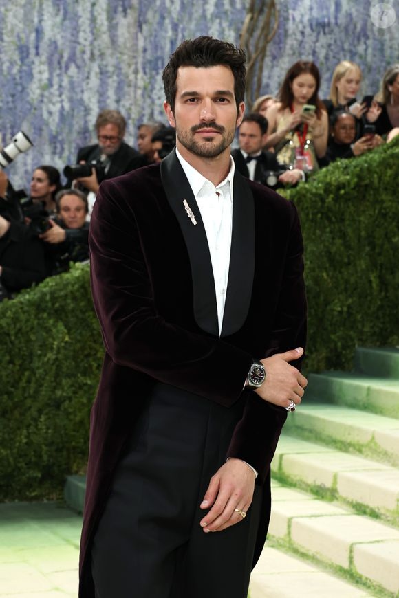 Em 'A História de Amor de John F. Kennedy Jr. e Carolyn Bessette', Paul Anthony Kelly presente no Met Gala 2026, entrega exatamente aquela estética de homem rico, luxuoso e sofisticado que combina perfeitamente com a vibe clássica e poderosa do Azzaro Pour Homme