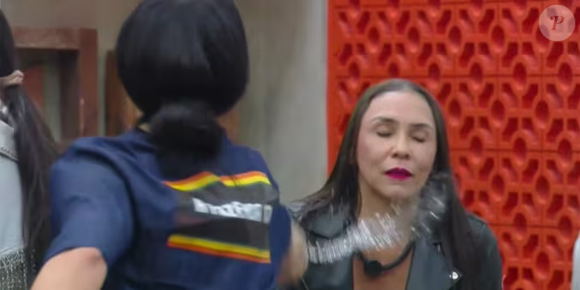 Copo de água e clima tenso: briga entre Rayane e Yoná esquenta a sede de A Fazenda