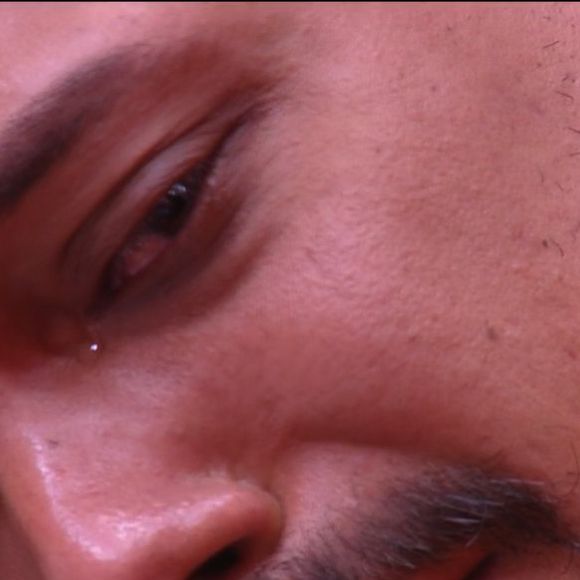 Vinícius também ficou chorando e presenteou Mateus com um bracelete