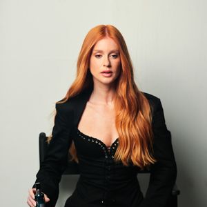 “O ruivo é meu lugar de força, de pertencimento, de equilíbrio comigo mesma. É uma cor que me dá confiança, que traduz muito do que sou”, refletiu Marina Ruy Barbosa