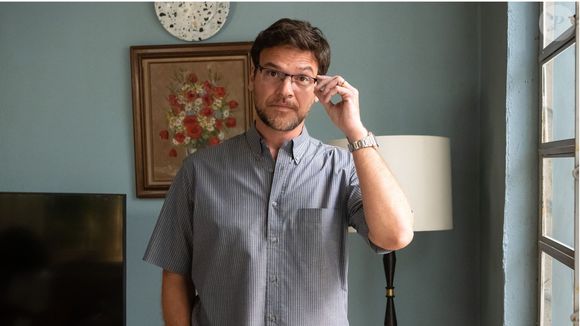 Hudson (Emílio Dantas) descobre que foi roubado por Demétrio, e Ellen (Camila Pitanga) se preocupa.