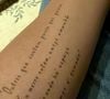 Daniela Lima exibiu uma tatuagem no braço com trecho de uma poesia de Vinicius de Moraes, interpretada como um posicionamento sobre sua - inesperada - situação profissional