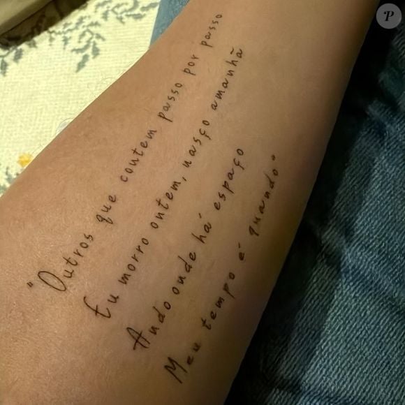Daniela Lima exibiu uma tatuagem no braço com trecho de uma poesia de Vinicius de Moraes, interpretada como um posicionamento sobre sua - inesperada - situação profissional