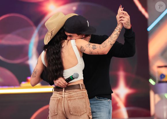 Ana Castela e Zé Felipe dançaram agarradinhos...