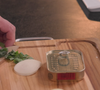 Para fazer a receita, você vai usar alguns acompanhamentos como cebola, manjericão e molho de tomate