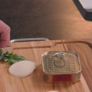 Para fazer a receita, você vai usar alguns acompanhamentos como cebola, manjericão e molho de tomate