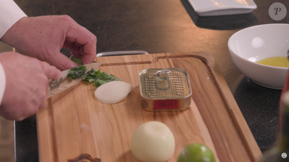Para fazer a receita, você vai usar alguns acompanhamentos como cebola, manjericão e molho de tomate