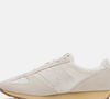 Com cabedal em náilon com efeito enrugado, mesh respirável e sobreposições em camurça, o New Balance 471 combina diferentes materiais para criar um visual contemporâneo
