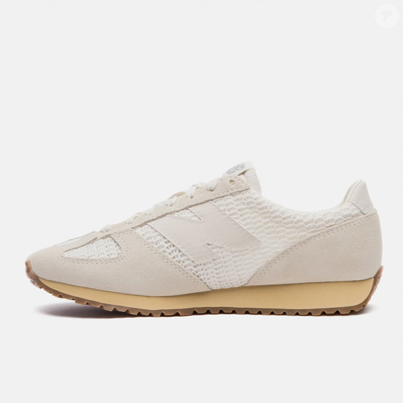 Com cabedal em náilon com efeito enrugado, mesh respirável e sobreposições em camurça, o New Balance 471 combina diferentes materiais para criar um visual contemporâneo