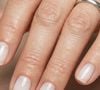 Delicada, elegante e atemporal: a manicure italiana em branco leitoso cria a ilusão de unhas mais longas e deixa as mãos visualmente mais sofisticadas
