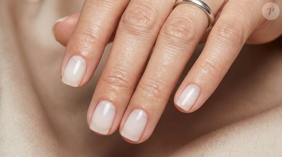 Delicada, elegante e atemporal: a manicure italiana em branco leitoso cria a ilusão de unhas mais longas e deixa as mãos visualmente mais sofisticadas