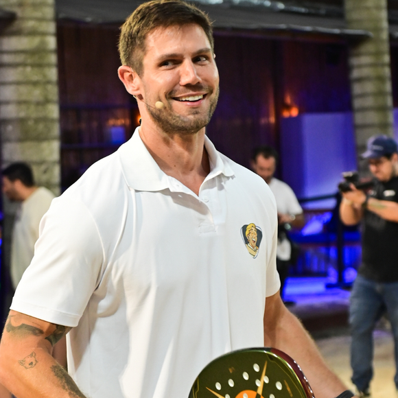 Ken profissões! 4 dias após sair do ‘BBB 26’, Jonas Sulzbach mostra que segue competitivo e se joga no beach tennis com famosos; veja fotos