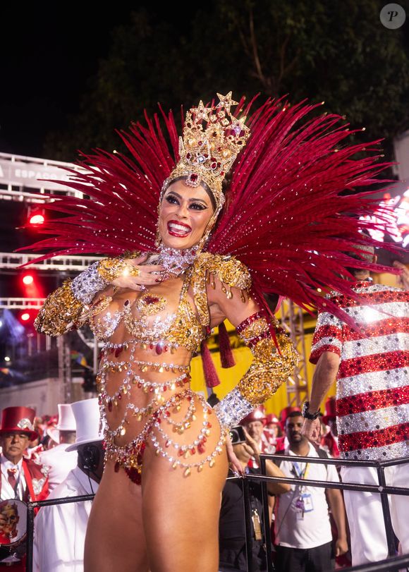 Atualmente com 46 anos, Juliana Paes fez um protocolo especial de tratamentos para chegar à Sapucaí com a beleza intacta