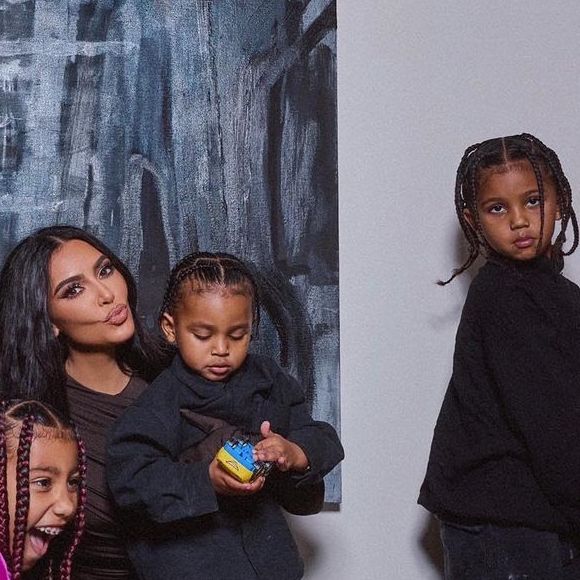 Kim Kardashian e Kanye West tiveram quatro filhos.