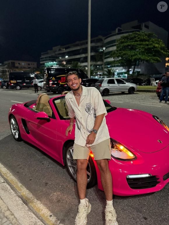 O responsável por enviar as flores a Virgínia foi o cantor Felipe Amorim, em agradecimento à divulgação de sua música