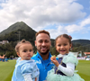 Neymar recebe as filhas Mel e Mavie na Granja Comaey