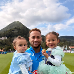 Neymar recebe as filhas Mel e Mavie na Granja Comaey